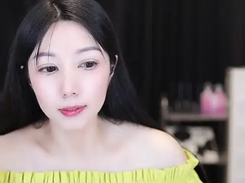 Snapshot of Nuyoah-77 chatting on 5, 10, 2025 Nuyoah-77 online show from 5, 10, 2025