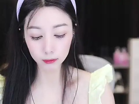 Snapshot of Nuyoah-77 chatting on 7, 10, 2025 Nuyoah-77 online show from 7, 10, 2025