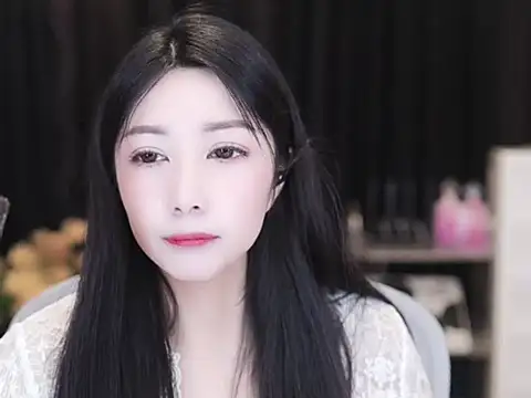 Snapshot of Nuyoah-77 chatting on 10, 10, 2025 Nuyoah-77 online show from 10, 10, 2025