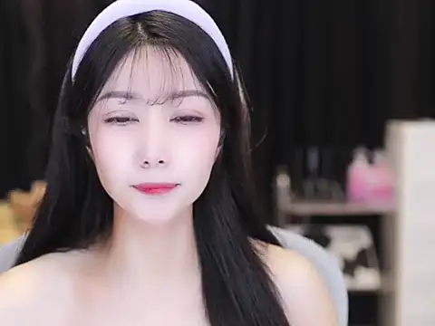 Snapshot of Nuyoah-77 chatting on 14, 10, 2025 Nuyoah-77 online show from 14, 10, 2025