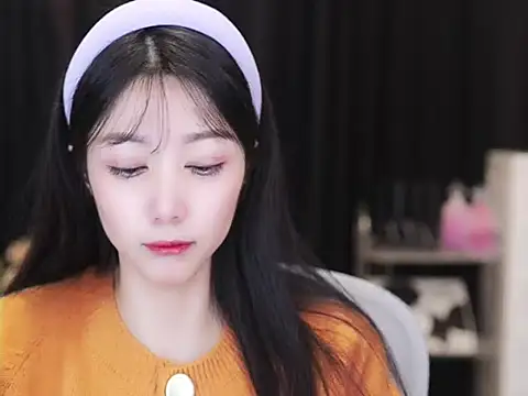 Snapshot of Nuyoah-77 chatting on 16, 10, 2025 Nuyoah-77 online show from 16, 10, 2025