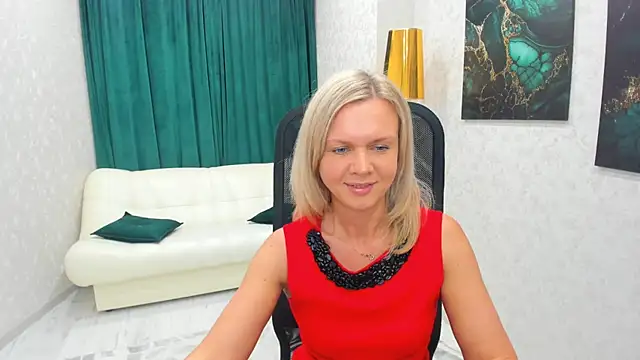 Snapshot of AgathaKlouin chatting on 2, 2, 2025 AgathaKlouin online show from 2, 2, 2025