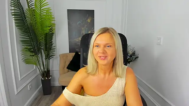 Snapshot of AgathaKlouin chatting on 2, 10, 2025 AgathaKlouin online show from 2, 10, 2025