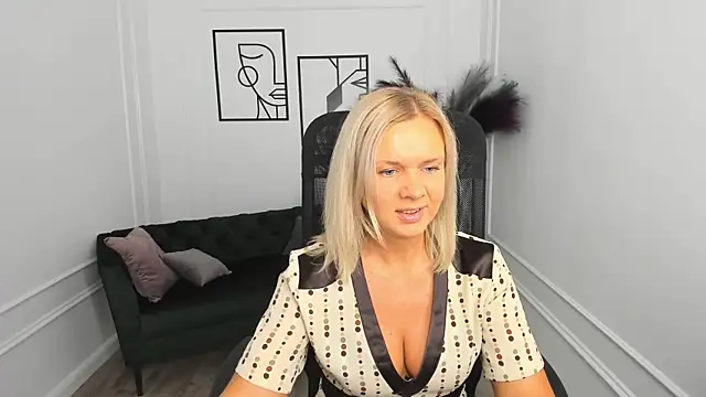 Snapshot of AgathaKlouin chatting on 5, 10, 2025 AgathaKlouin online show from 5, 10, 2025