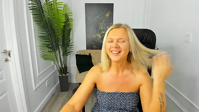 Snapshot of AgathaKlouin chatting on 7, 10, 2025 AgathaKlouin online show from 7, 10, 2025