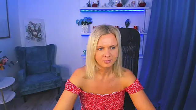 Snapshot of AgathaKlouin chatting on 28, 10, 2025 AgathaKlouin online show from 28, 10, 2025