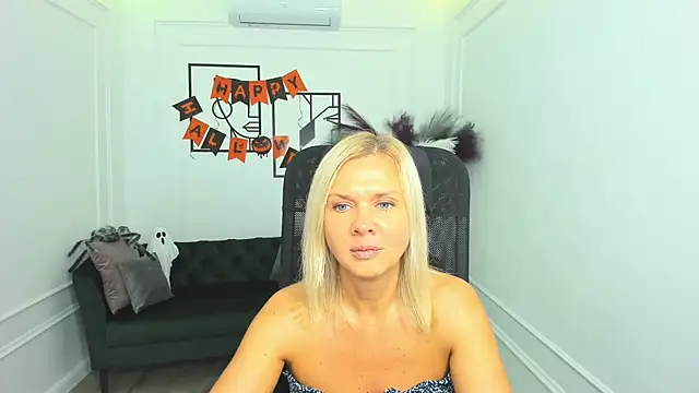 Snapshot of AgathaKlouin chatting on 30, 10, 2025 AgathaKlouin online show from 30, 10, 2025