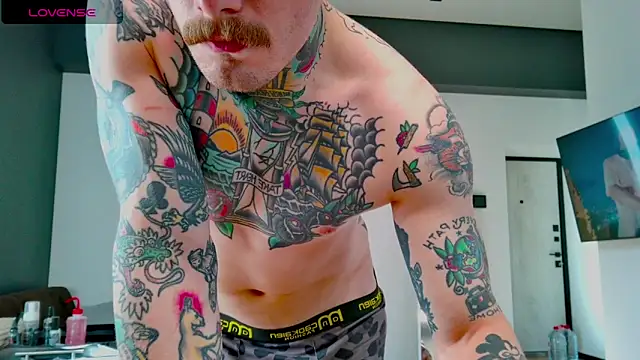 Snapshot of white_King9999 chatting on 25, 9, 2025 white King9999 online show from 25, 9, 2025