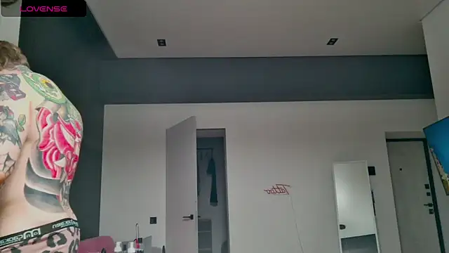 Snapshot of white_King9999 chatting on 17, 10, 2025 white King9999 online show from 17, 10, 2025