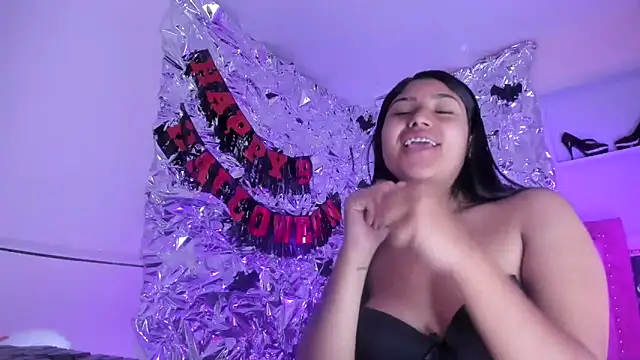 Snapshot of SarahStones chatting on 12, 11, 2025 SarahStones online show from 12, 11, 2025