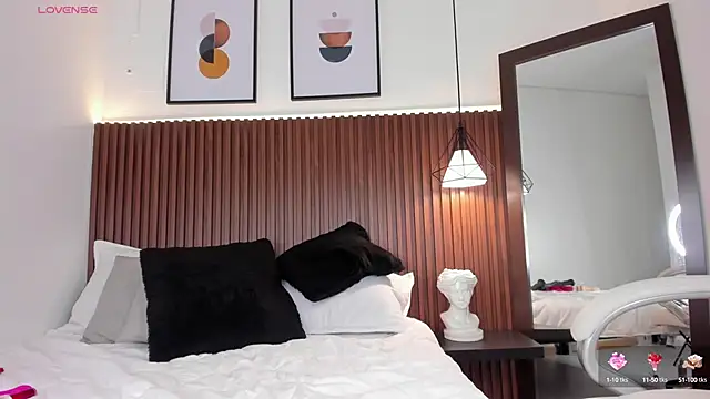 Snapshot of emma_white_01 chatting on 6, 12, 2024 emma white 01 online show from 6, 12, 2024