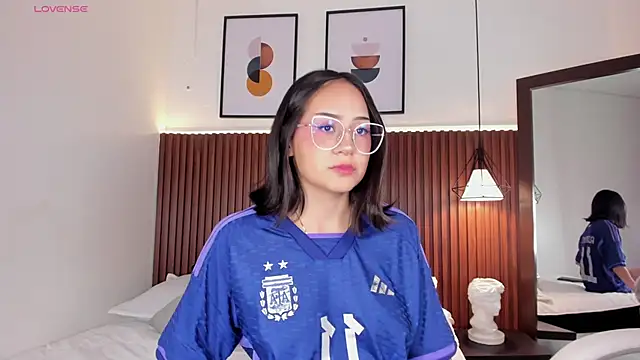 Snapshot of emma_white_01 chatting on 14, 12, 2024 emma white 01 online show from 14, 12, 2024