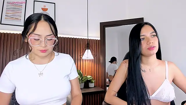 Snapshot of emma_white_01 chatting on 28, 2, 2025 emma white 01 online show from 28, 2, 2025