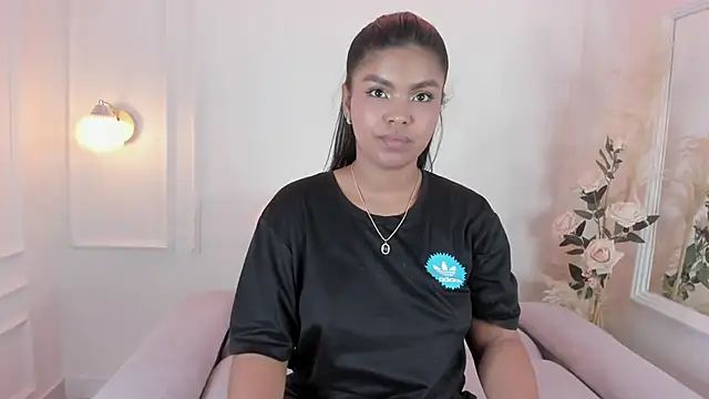 Snapshot of zoe_roux21 chatting on 17, 12, 2024 zoe roux21 online show from 17, 12, 2024