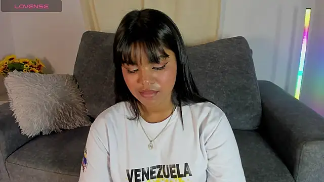 Snapshot of zoe_roux21 chatting on 6, 2, 2025 zoe roux21 online show from 6, 2, 2025