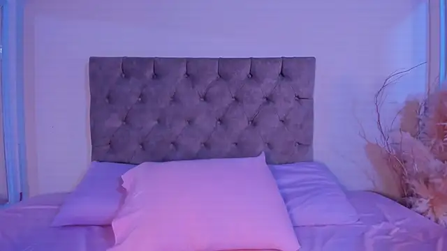 Snapshot of zoe_roux21 chatting on 15, 10, 2025 zoe roux21 online show from 15, 10, 2025