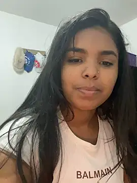 Snapshot of zoe_roux21 chatting on 20, 10, 2025 zoe roux21 online show from 20, 10, 2025