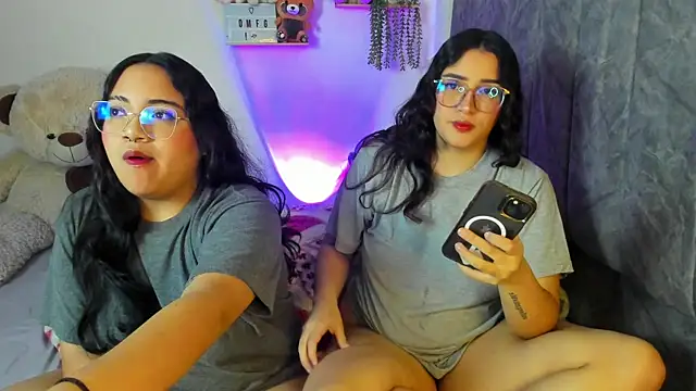 Snapshot of maddie-and-chelsea- chatting on 9, 11, 2025 maddie-and-chelsea- online show from 9, 11, 2025