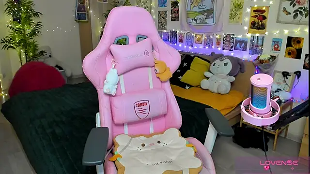 Snapshot of Sunny_Elly chatting on 4, 4, 2026 Sunny Elly online show from 4, 4, 2026
