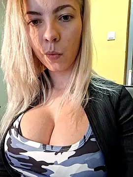 Snapshot of allinqueen chatting on 9, 3, 2026 allinqueen online show from 9, 3, 2026