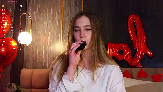 Snapshot of LoraineLuff chatting on 16, 2, 2025 LoraineLuff online show from 16, 2, 2025