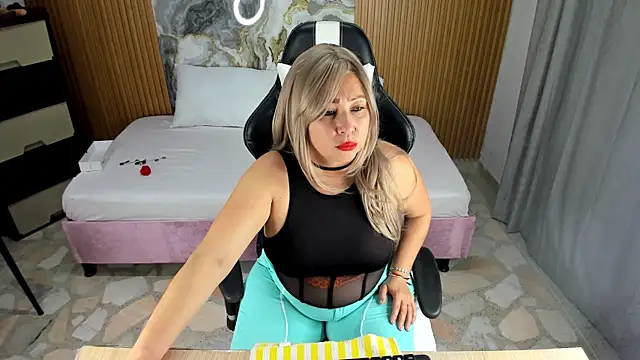Danna topless online show from 16, 1, 2025