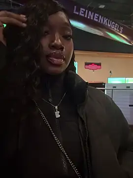 Snapshot of londonsfantasy chatting on 11, 11, 2025 londonsfantasy online show from 11, 11, 2025