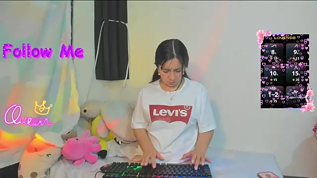 Snapshot of litle_mily_ chatting on 5, 4, 2026 litle mily online show from 5, 4, 2026