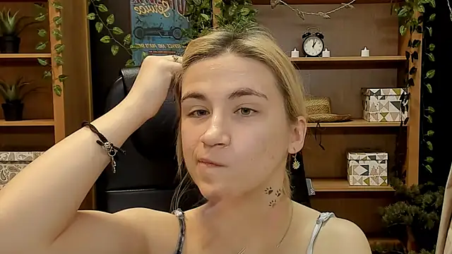 Moon13152 online show from 25, 1, 2025