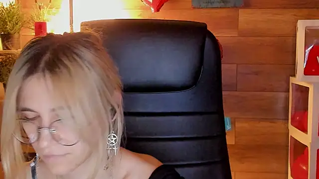 Moon13152 online show from 9, 3, 2025