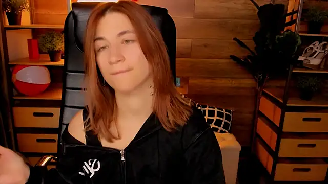 Moon13152 online show from 1, 10, 2025