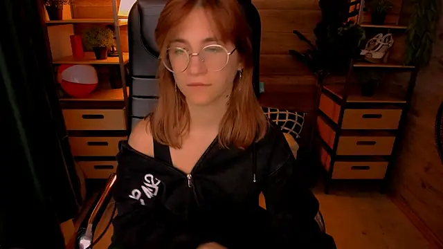 Moon13152 online show from 7, 10, 2025