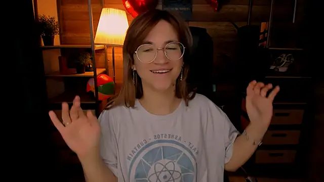 Moon13152 online show from 8, 10, 2025