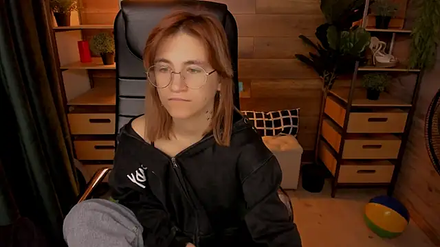 Moon13152 online show from 11, 10, 2025