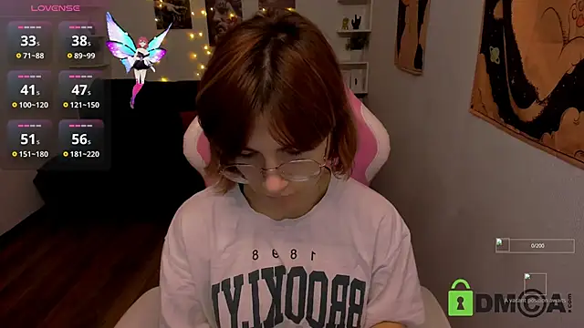 Moon13152 online show from 4, 11, 2025