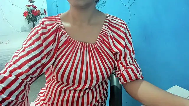 Snapshot of aarjulove chatting on 4, 4, 2026 aarjulove online show from 4, 4, 2026