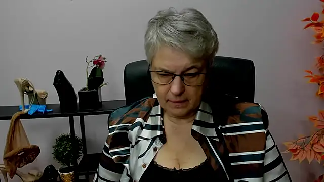 Snapshot of IrisDream chatting on 17, 12, 2024 IrisDream online show from 17, 12, 2024