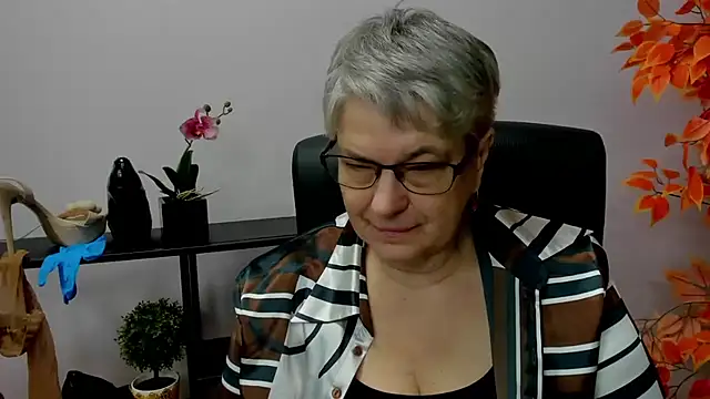 Snapshot of IrisDream chatting on 18, 12, 2024 IrisDream online show from 18, 12, 2024