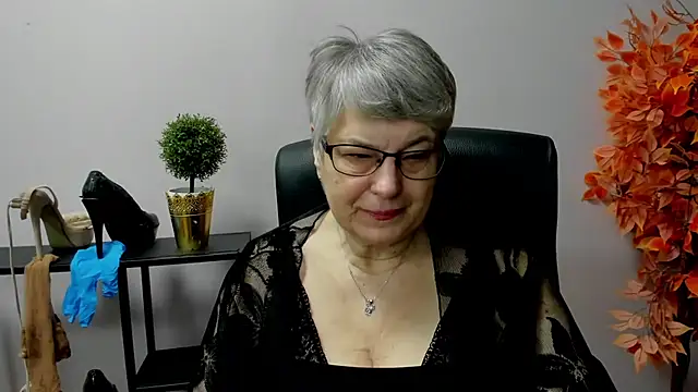 Snapshot of IrisDream chatting on 4, 3, 2025 IrisDream online show from 4, 3, 2025
