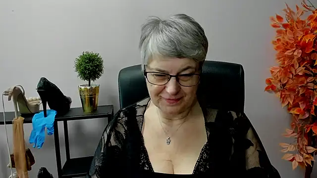 Snapshot of IrisDream chatting on 4, 3, 2025 IrisDream online show from 4, 3, 2025