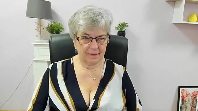 Snapshot of IrisDream chatting on 10, 7, 2026 IrisDream online show from 10, 7, 2026