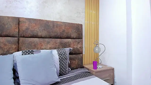 Snapshot of AuroraBon chatting on 17, 12, 2025 AuroraBon online show from 17, 12, 2025