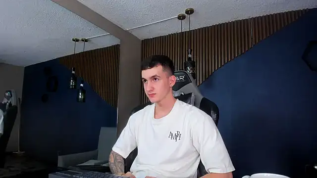 JacksonOlsenn online show from 16, 1, 2025