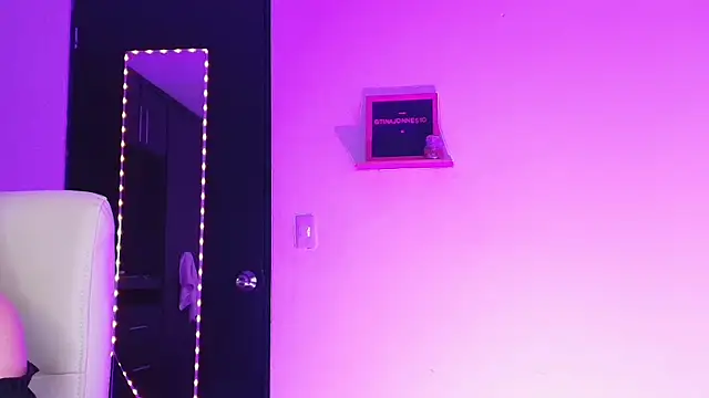 Snapshot of TinaJonnes_ chatting on 4, 4, 2026 TinaJonnes online show from 4, 4, 2026