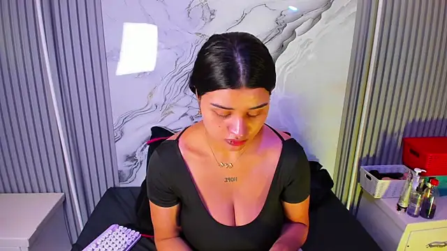 Snapshot of venusowen_ chatting on 3, 4, 2026 venusowen online show from 3, 4, 2026