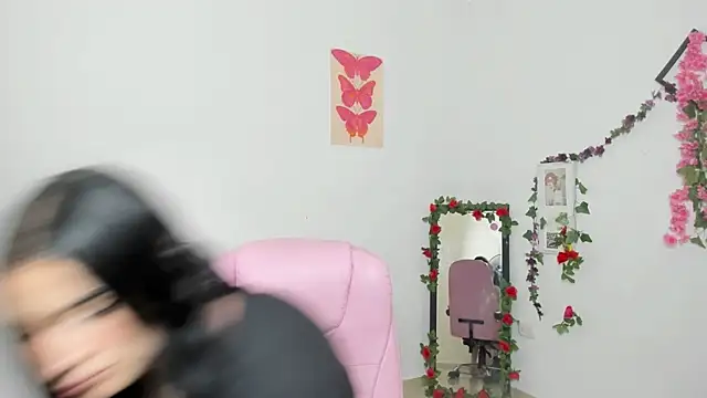 Snapshot of Emic_ chatting on 13, 11, 2025 Emic online show from 13, 11, 2025