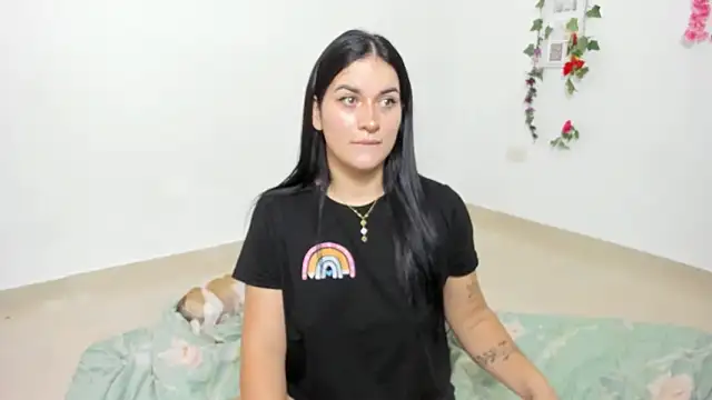 Snapshot of Emic_ chatting on 22, 11, 2025 Emic online show from 22, 11, 2025