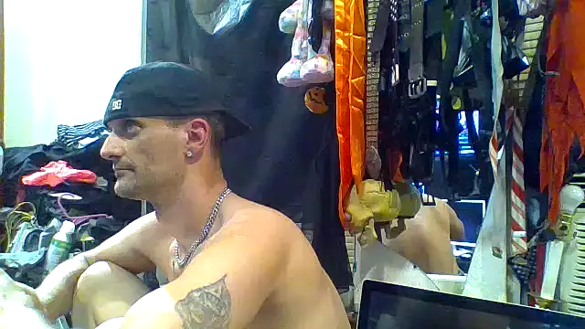 Snapshot of slinginbigD chatting on 8, 10, 2025 slinginbigD online show from 8, 10, 2025