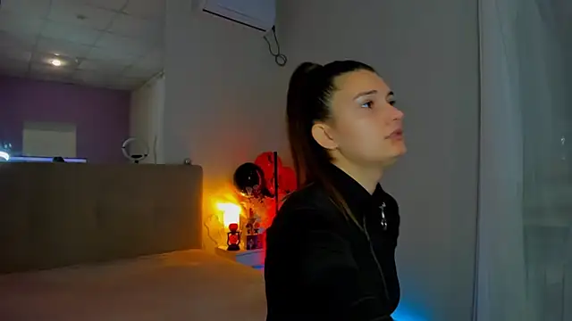 Laura Leee online show from 6, 11, 2025