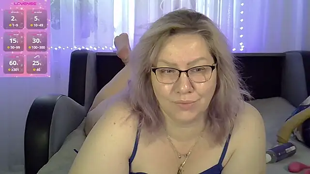 Snapshot of AngelinaGlam chatting on 12, 10, 2025 AngelinaGlam online show from 12, 10, 2025